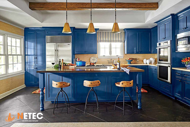 Sơn nhà màu xanh dương với không gian phòng bếp